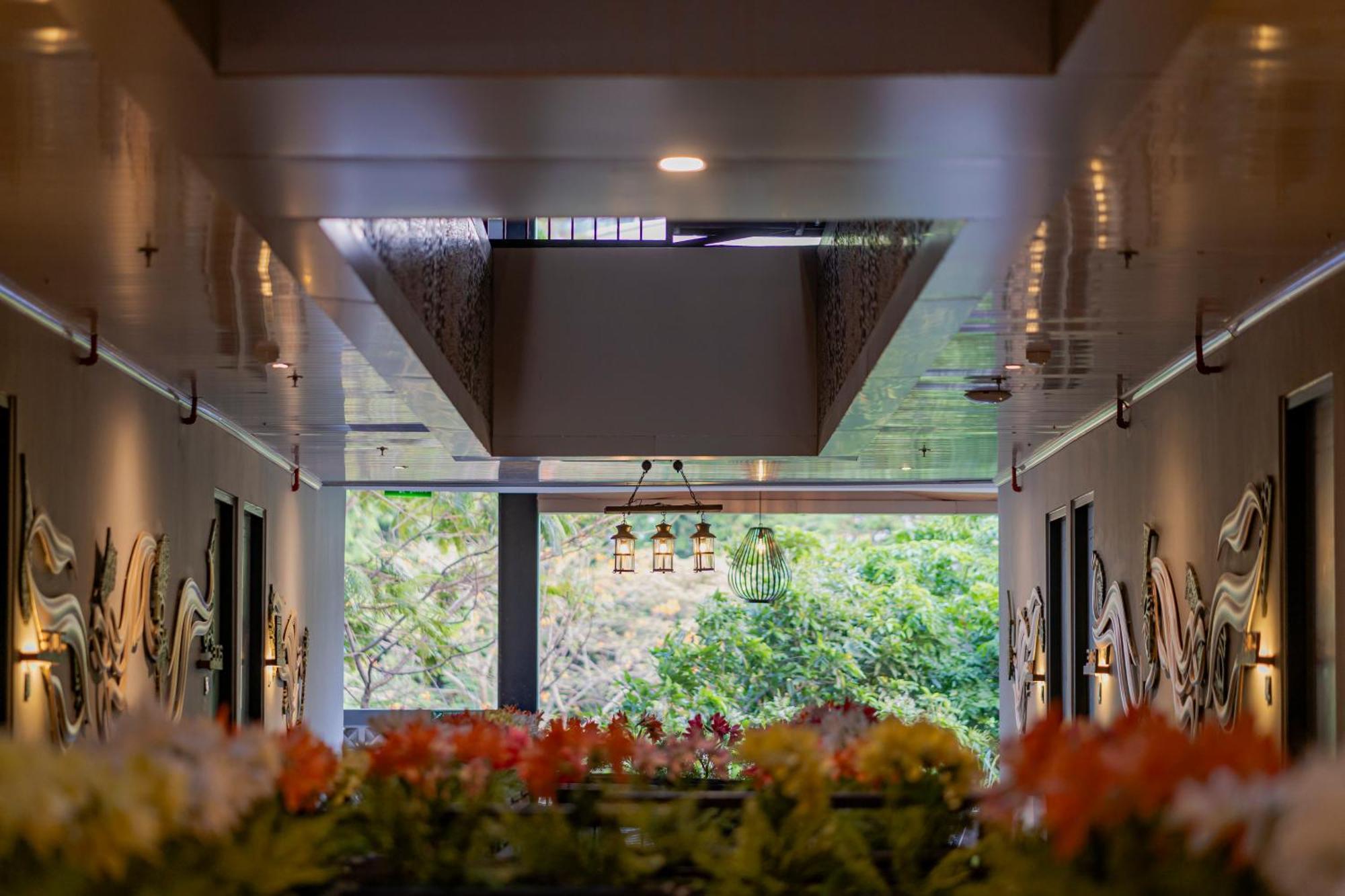Stay.Vie Hotel Surabaya Exterior photo